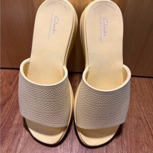 Clarks Women's Cream Slide Sandals